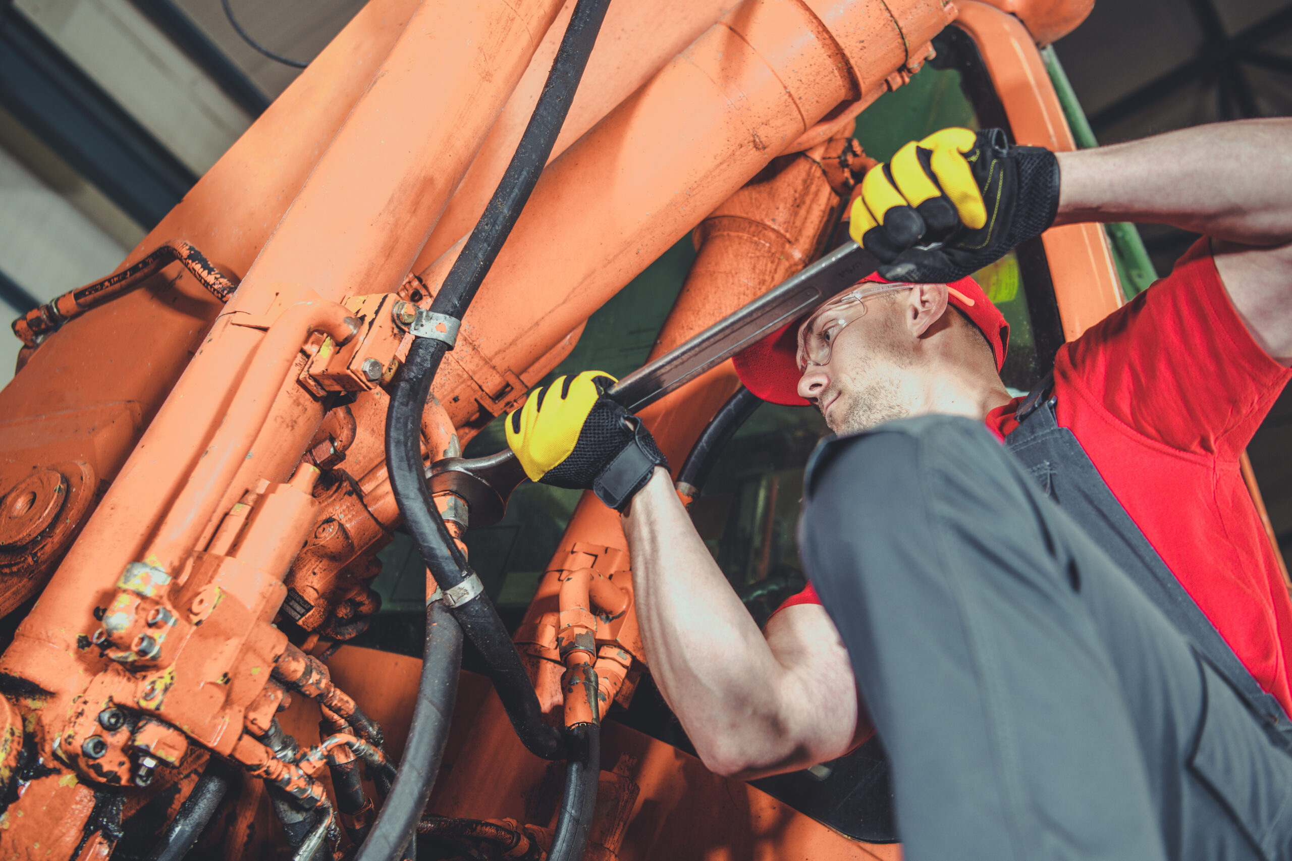 Pracownik Digger Trade podczas prac serwisowych przy minikoparce